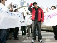 コ・ス、ファン100人に見送られ、訓練所に入所