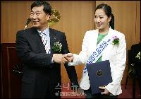 【フォト】恥ずかしそうな1日民願室長