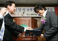 【フォト】イ・ビョンホンが1日民願奉仕室長に任命