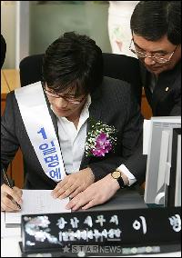 【フォト】室長イ・ビョンホン、ただいま決済中!