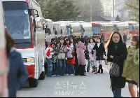 【フォト】ムン・ヒジュンのファン1500人、「貸し切りバス」25台で出迎え
