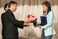 【フォト】感謝杯を受ける“善花姫”