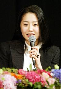 コ・ヒョンジョン『浜辺の女』制作報告会に出席