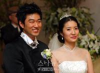 俳優イ・ジュヒョン、10年交際した女性と結婚