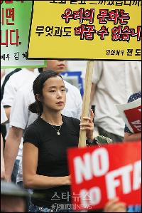 【フォト】ピケット掲げ行進するチョン・ドヨン