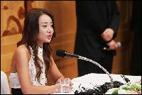 【フォト】取材記者押し寄せるユンソナの結婚発表会見