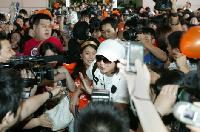 中国訪問中のSHINHWA、集結したファンに空港大混乱