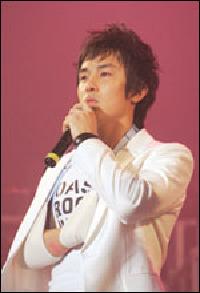 SHINHWAのキム・ドンワン、釜山コンサート中に肩脱臼