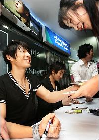 カンタ&ヴァネス、ファンサイン会に1000人集まる