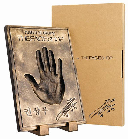 クォン・サンウの手形、THE FACE SHOPに設置-Chosun Online 朝鮮日報