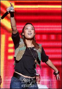 【フォト】歌手ユン・ミレ、ファッションショーで祝賀ライブ