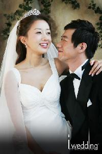 ユンソナの結婚式、歌手ソン・シギョンが祝歌
