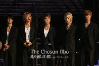 【アジアソングフェス】授賞式に臨む東方神起