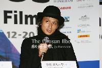 【フォト】インタビューに答える『悪夢探偵』の安藤政信