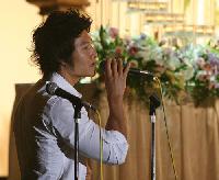 【フォト】キム・ジョンミンの結婚式で祝いの歌を歌うキム・ジョングク