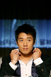 【フォト】キム・レウォン「カリスマ性があるように見えますか?」