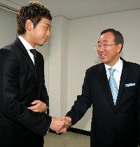 【フォト】潘基文次期国連事務総長と握手するRain