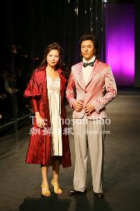 【フォト】キム・ジョンミン-谷ルミコ夫婦、ファッションショーに登場
