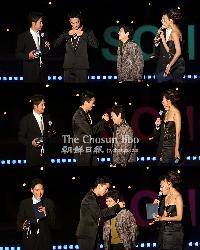 【フォト】ネックレスをかけてあげるソン・スンホン