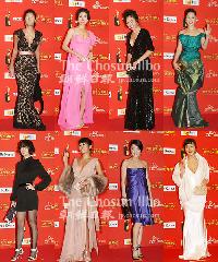 【フォト】女優たちのドレスコードは「セクシーさ」