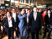 【フォト】ファンの歓声に応えるソン・スンホン