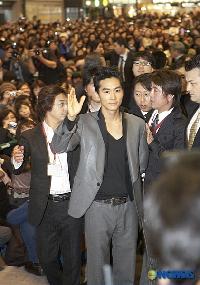 ソン・スンホン初訪日、ファン5000人が成田に集結