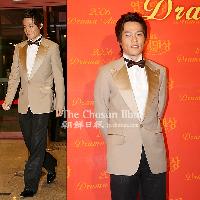 『恋人』イ・ソジン、SBS演技大賞で男優最高人気賞受賞