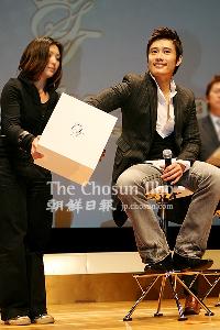 【フォト】ファンに電話をするイ・ビョンホン