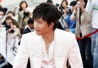 イ・ビョンホン、左足首骨折し入院