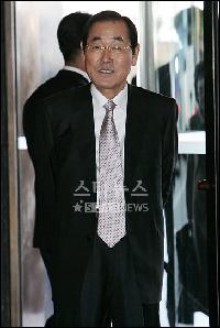 【フォト】息子ユン・テヨンの結婚式に出席するユン副会長