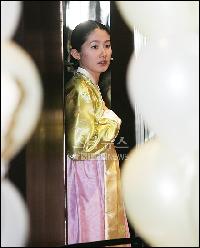 【フォト】美しい韓服姿で娘の1歳の誕生日を祝うシム・ウナ