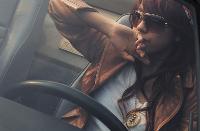 イ・ヒョリの魅力際立たせる「サングラスファッション」