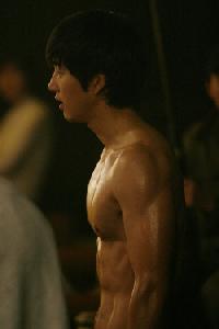 ユン・ゲサン、ドラマで筋肉質の体を披露