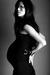 来月出産予定のチャン・シニョン、臨月姿をグラビアで公開
