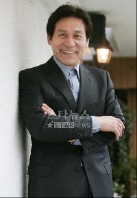 ユニセフ親善大使アン・ソンギ、ウガンダを訪問