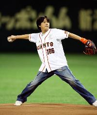 東京ドーム始球式でリュ・シウォンが「ストライク」投球