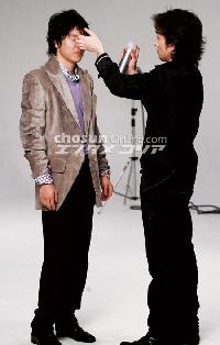 【フォト】パク・ヨンハ「ただ今ポスター撮影中」