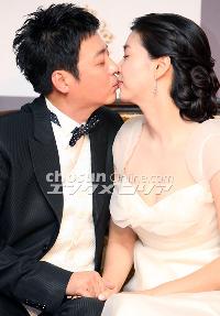【フォト】幸せそうにキスをするユン・ダフン&ナム・ウンジョンさん