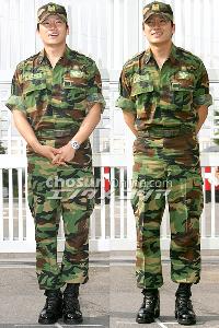 【フォト】緊張した面持ちであいさつするチソン