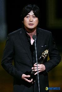 大鐘賞:助演男優賞は『いかさま師』キム・ユンソク