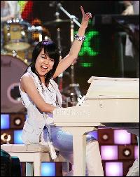 【フォト】ピアノ弾きながらキュートに歌うユンナ
