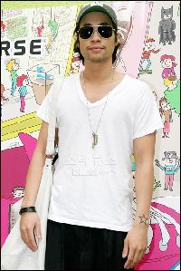 【フォト】リュ・スンボム「僕のサイン入りコンバース、どう?」