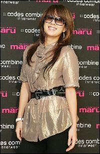 【フォト】黒とゴールドでクールに決めたチェヨン