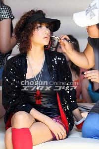 【フォト】パダ、撮影前のメイクチェックは念入りに!