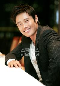 イ・ビョンホン、「来年結婚?」の質問に“キラースマイル”