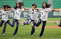 【フォト】少女時代、野球場でダンス!