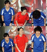 【フォト】イム・スンレ監督にあいさつする主演女優たち