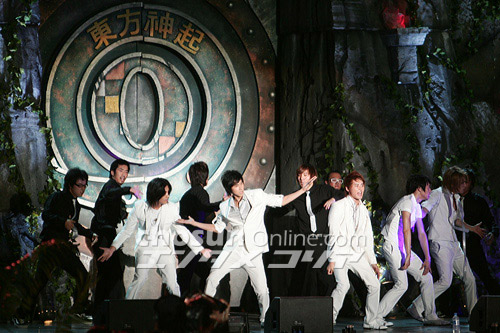 【フォト】久々に韓国の舞台で歌う東方神起