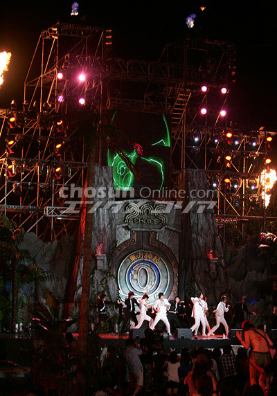 【フォト】久々に韓国の舞台で歌う東方神起