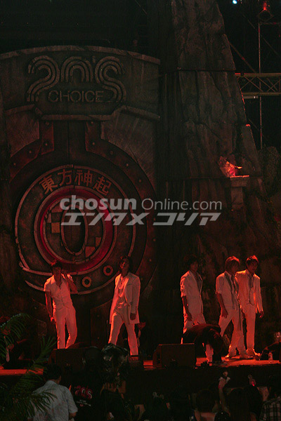 【フォト】久々に韓国の舞台で歌う東方神起